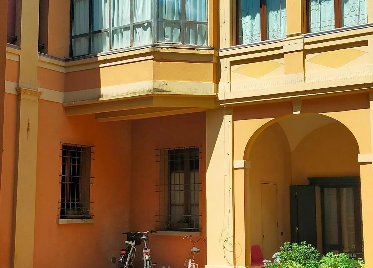 Ca' Spadoni, Centro Storico, Piano Terra, Ingresso Indipendente, Teatro, Parcheggio, Imola